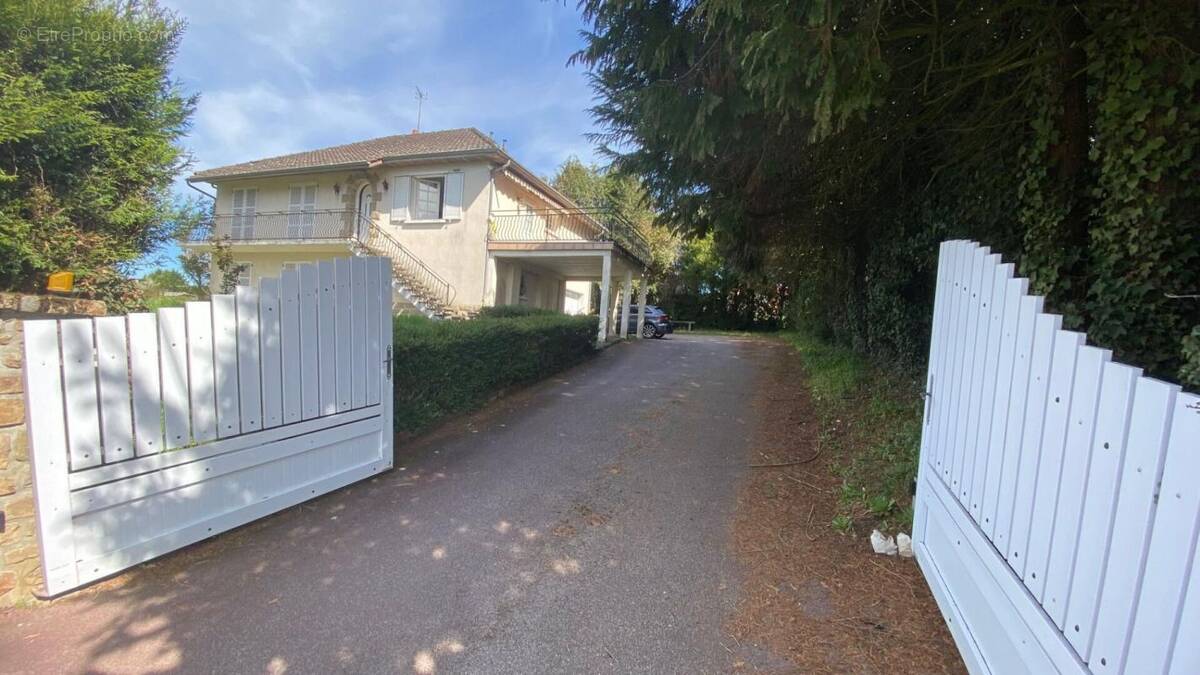 Maison à MAGNAC-LAVAL