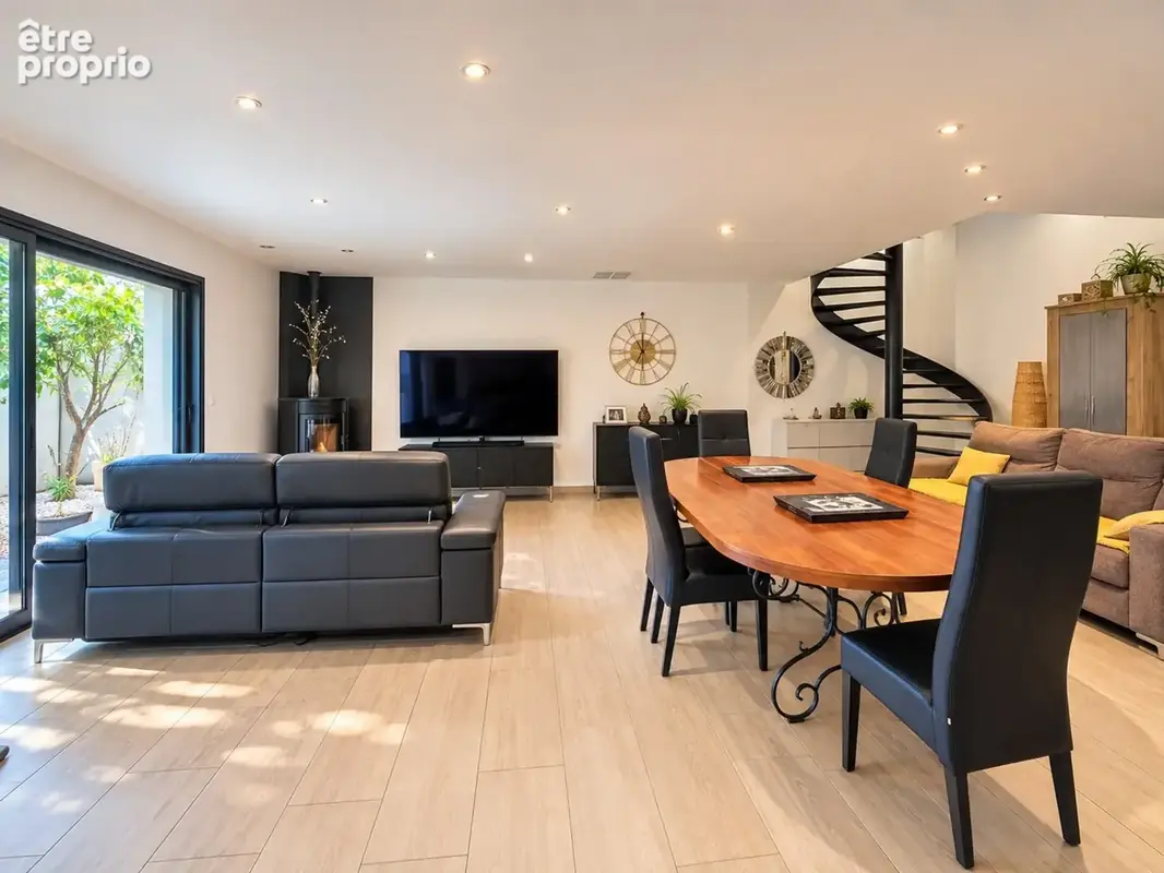 Propriete en centre de village 9 pieces 6 chambres patio interieur arbore garages - photo 5