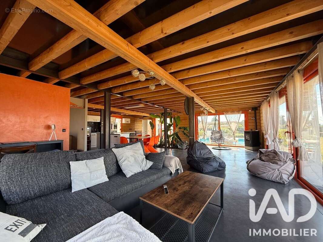 Maison 180 m² à Saint-Maurice-En-Gourgois  - photo 6