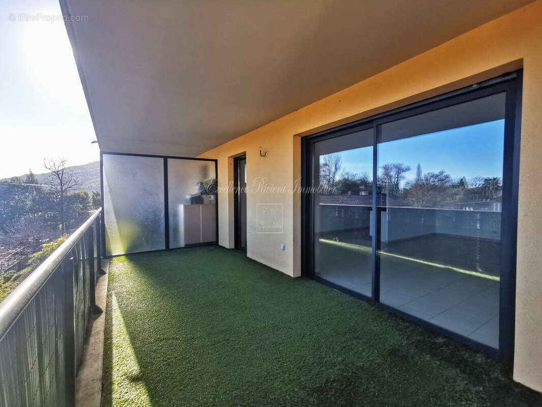 Appartement à LA ROQUETTE-SUR-SIAGNE