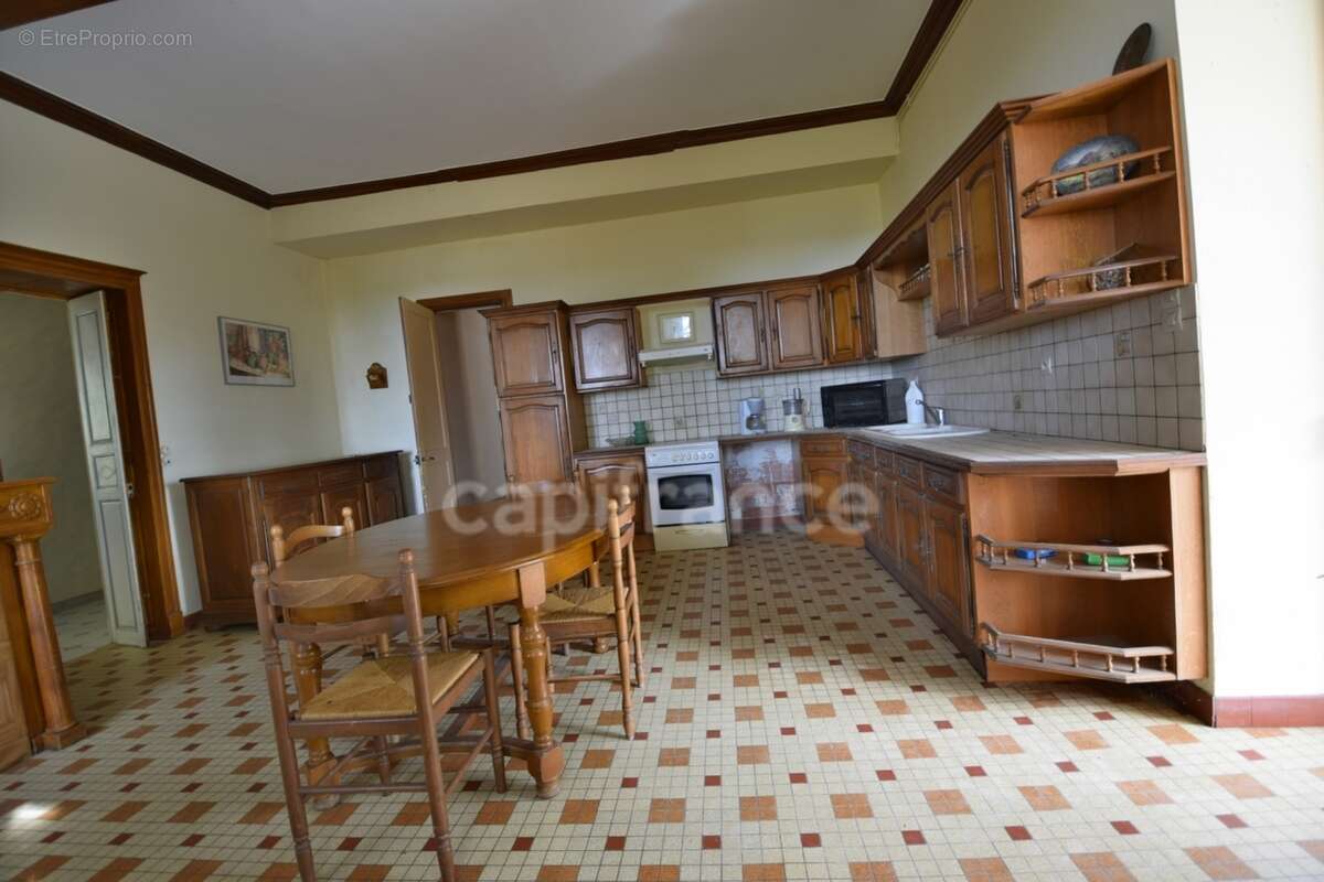 Corps de ferme surface habitable 300m2 - 6 chambres - dépendances - photo 16