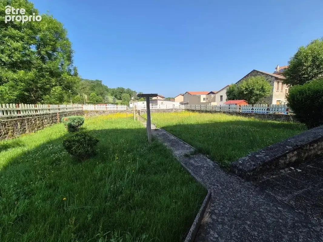 Maison en pierre sur trois niveaux avec dépendances et terrain - photo 2