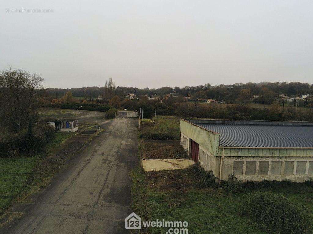 L&#039;accès au site est commun à une autre entreprise. - Commerce à ITEUIL