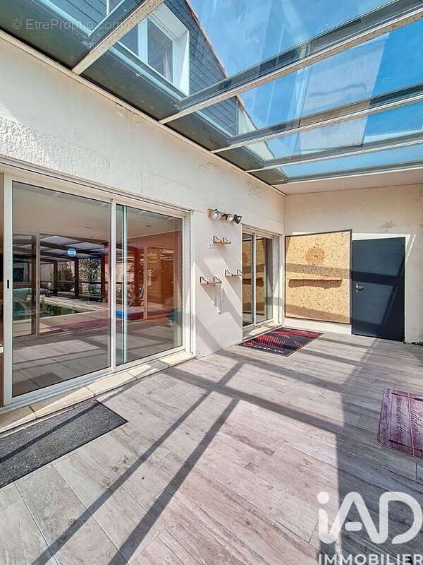 Maison 130 m² à Saint-Cyr-Du-Doret  - photo 4