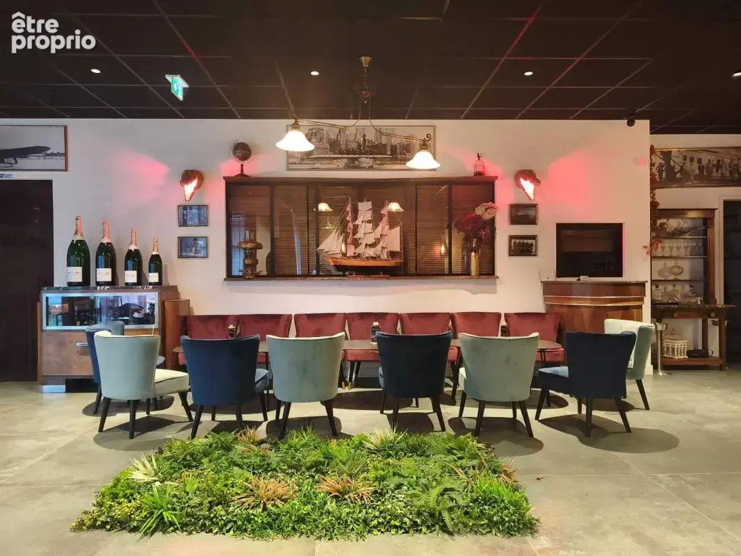 A vendre , murs commerciaux et professionels de 297m²+27m2 de réserve + 39m2 de garage avec un espace terrasse sur 852m2 de terr - photo 6