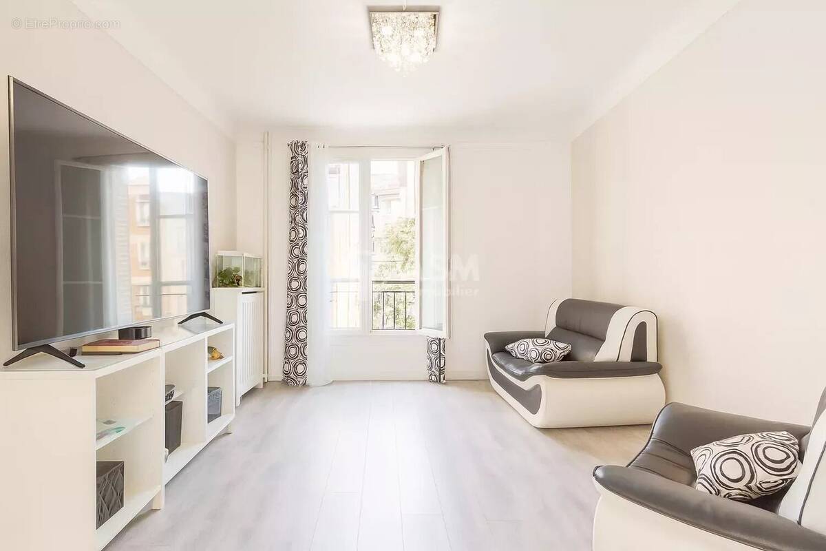 Appartement à COURBEVOIE
