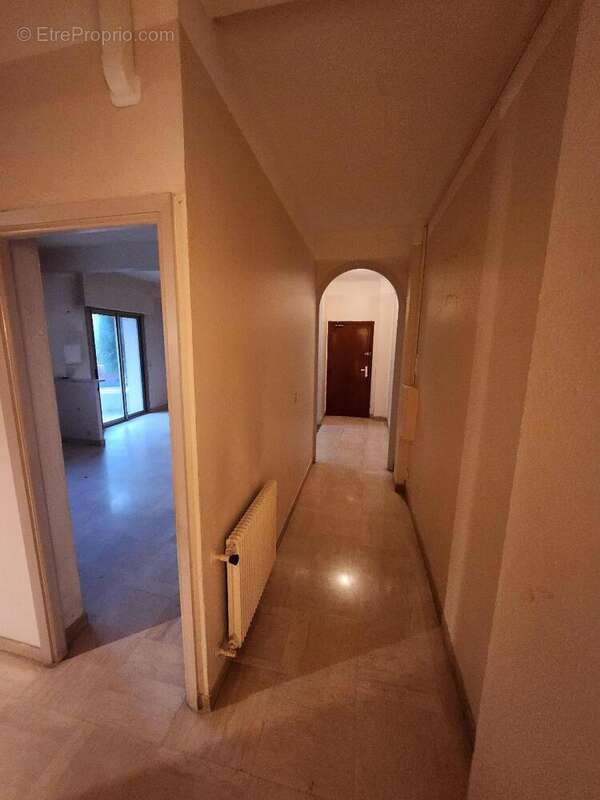   - Commerce à ANTIBES