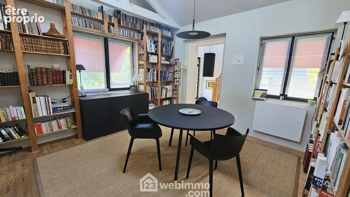 Une salle à manger avec un accès direct sur la cuisine.
