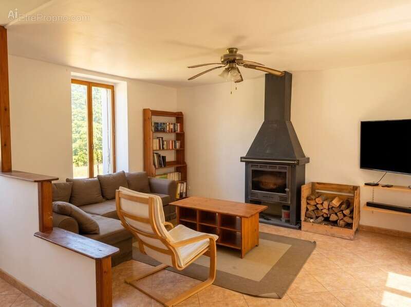Longère en pierre – 150,76 m² – 6 pièces – 5 chambres – Terrain 6 345 m² – Dépendances – Hangar – Sous-sol complet - photo 9