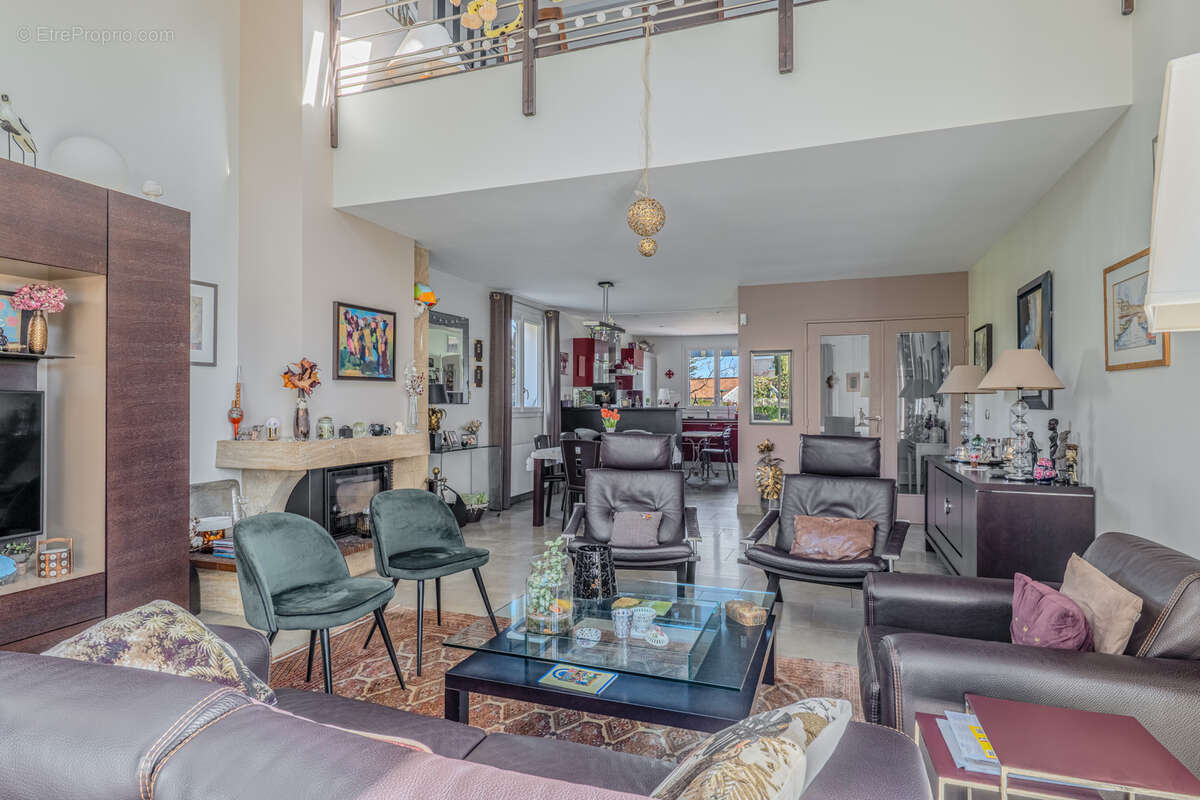 Maison à LA TOUR-DE-SALVAGNY