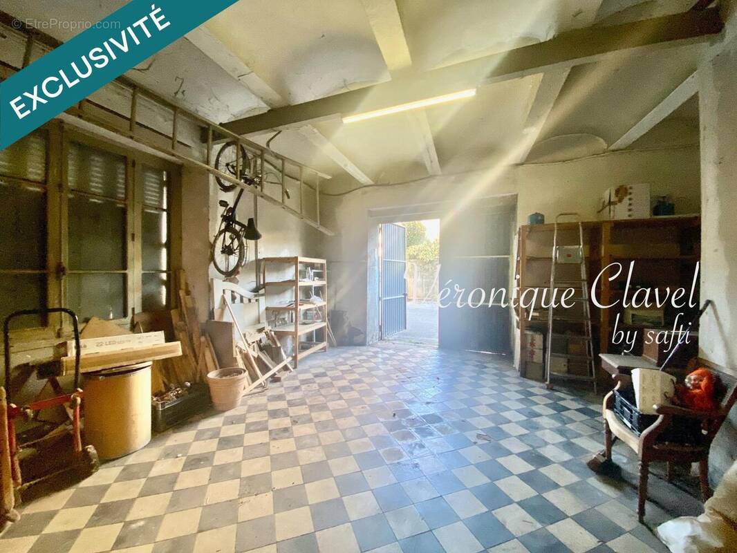 Photo 1 - Parking à BESSEGES