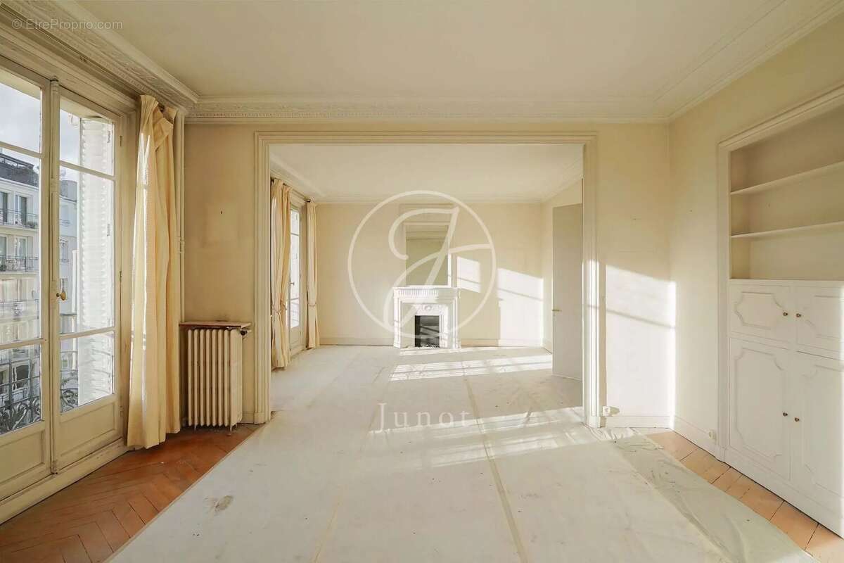 Appartement à PARIS-16E