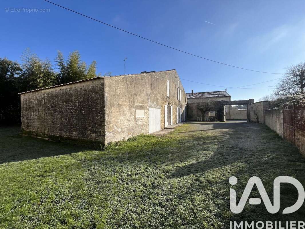 Maison 96 m² à Saint-Georges-De-Longuepierre  - photo 2