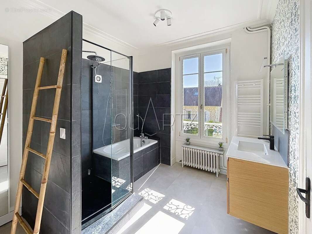 Charme indéniable pour cette maison Mansart - photo 14