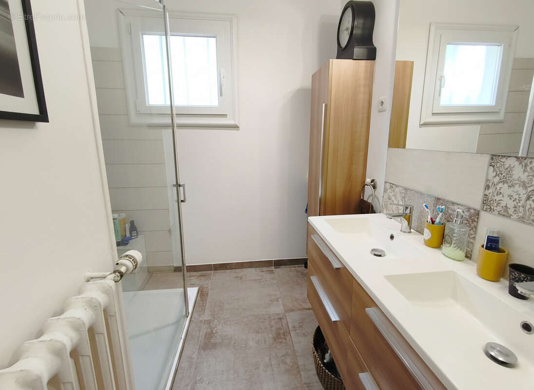 Maison renovee 4 chambres et double garage - photo 8