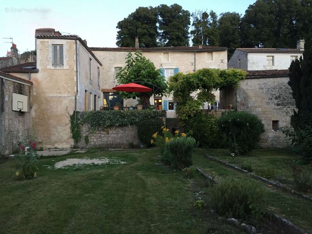 Maison à SAINTES