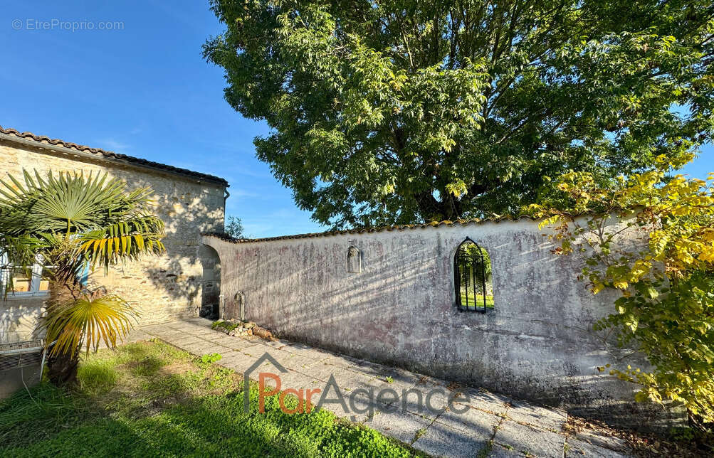 Maison à CHAILLEVETTE