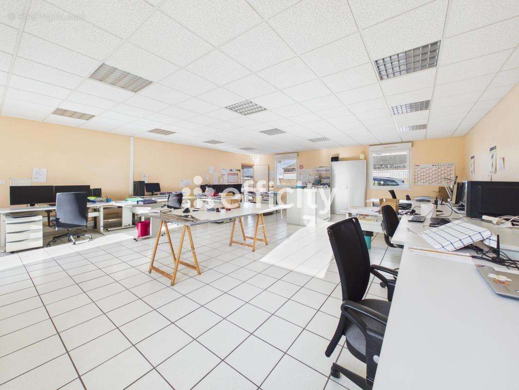 Commerce à SAINT-DENIS-LES-BOURG