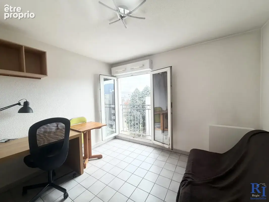 Pièce à vivre avec une grande ouverture 