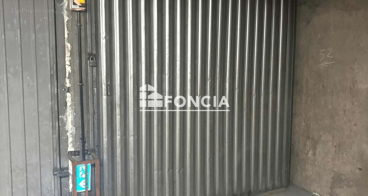 Parking à PARIS-18E