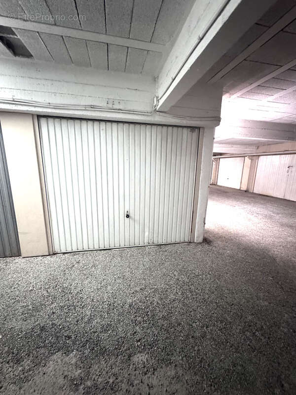 Parking à LA VALETTE-DU-VAR