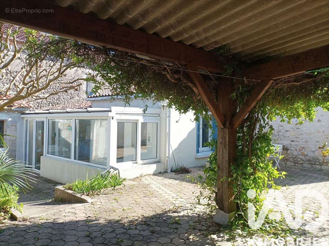 Maison 125 m² à Corme-Royal  - photo 4