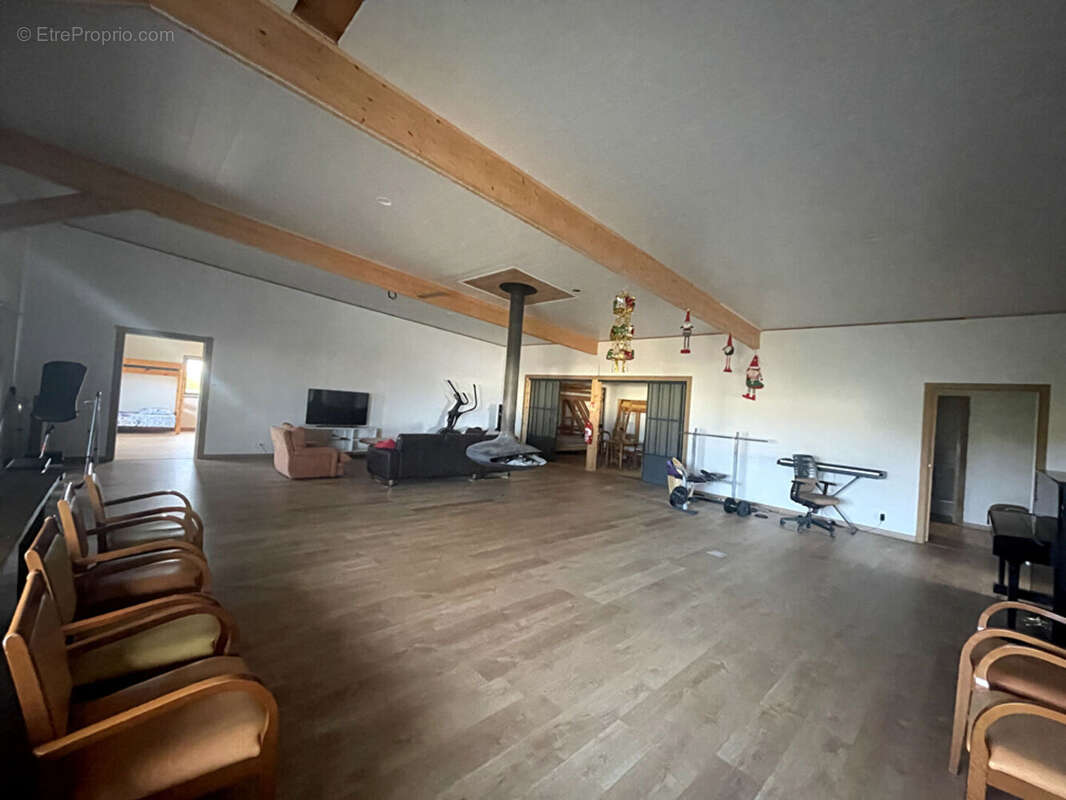 Autre à TREMBLAY-LES-VILLAGES