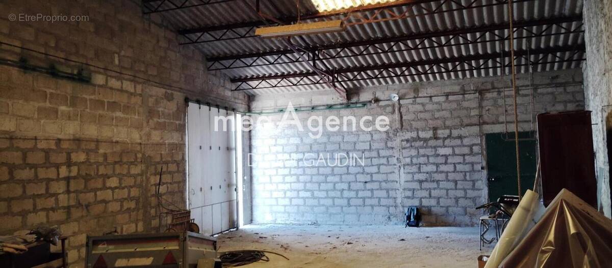 Parking à CHATEAUBERNARD