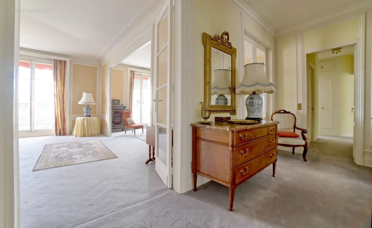 Appartement à NEUILLY-SUR-SEINE