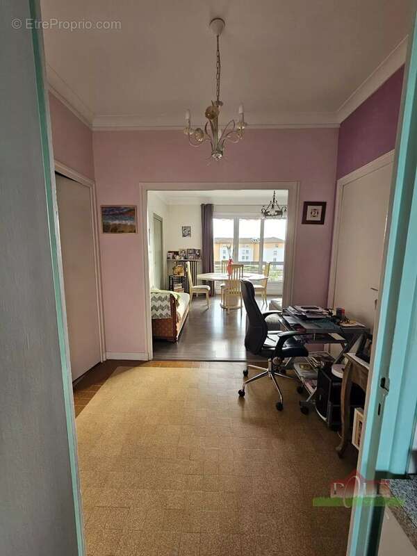 VIENNE, Pyramide, Appartement T2 de 58m² avec balcon et cave. - photo 5