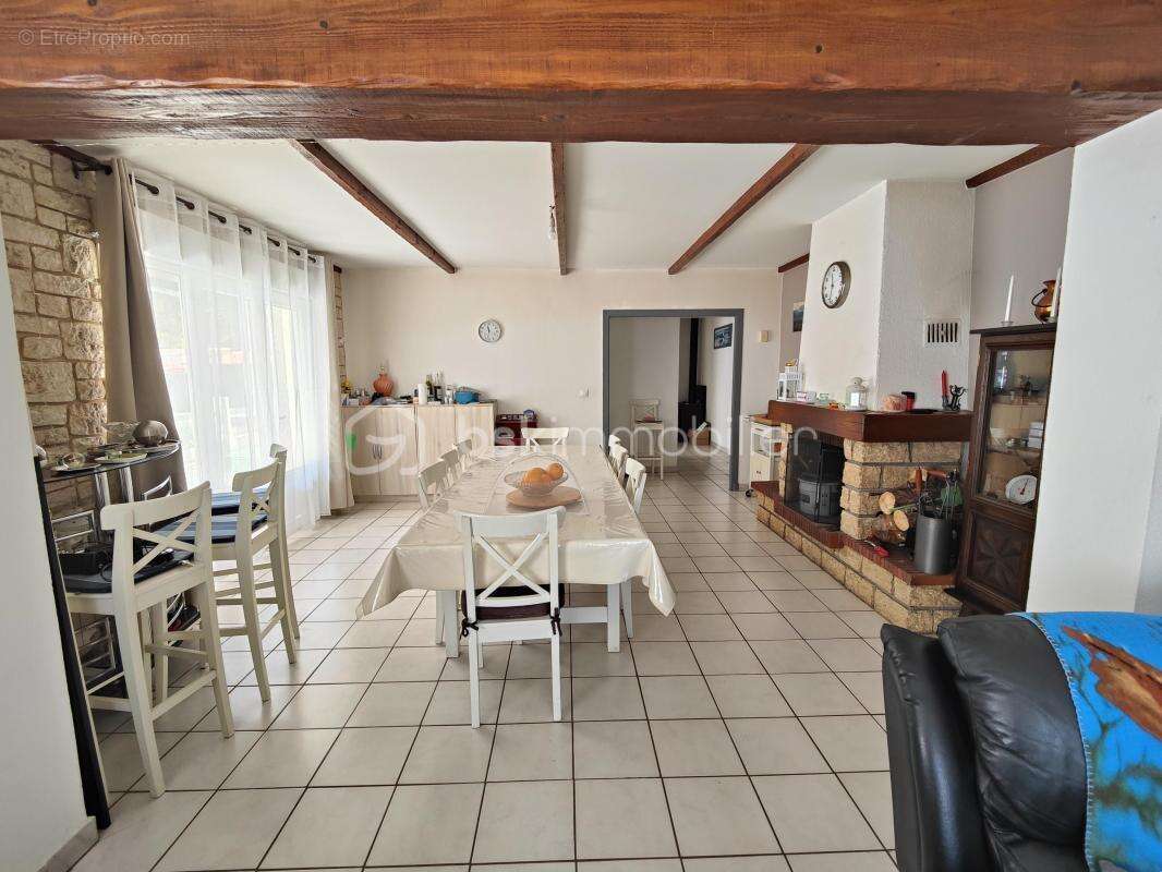 Nevian – maison de plain-pied de 130m² habitable – 4 chambres – salon avec toit cathédrale – séjour très lumineux avec cheminée  - photo 10