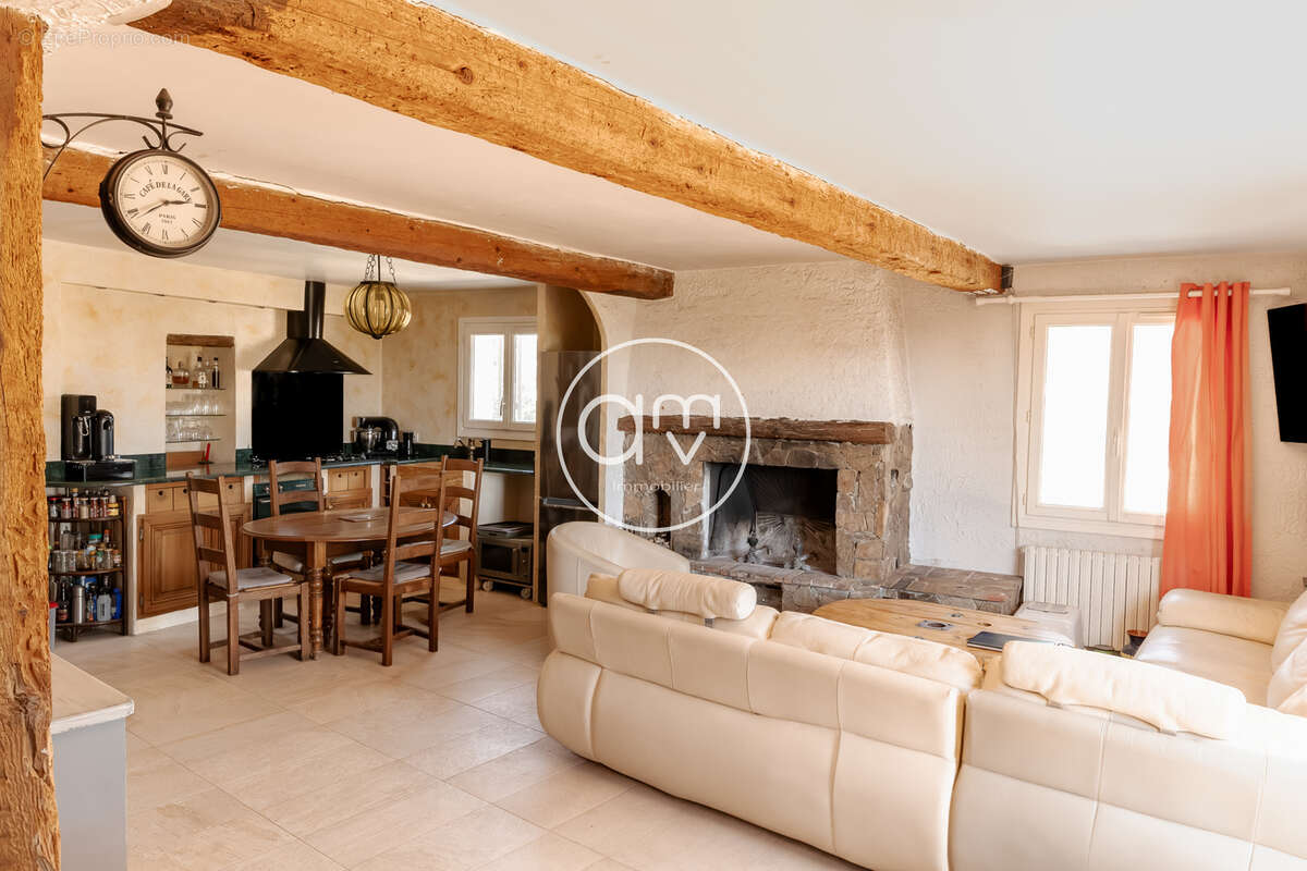 SOLLIES-PONT - Maison familiale de 160m2 avec jardin, terrasse, garage et stationnements - photo 2