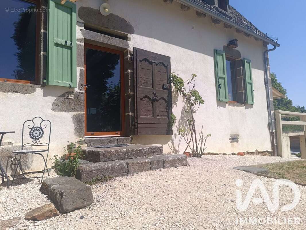 Maison 118 m² à Saint-Martin-Cantales  - photo 2
