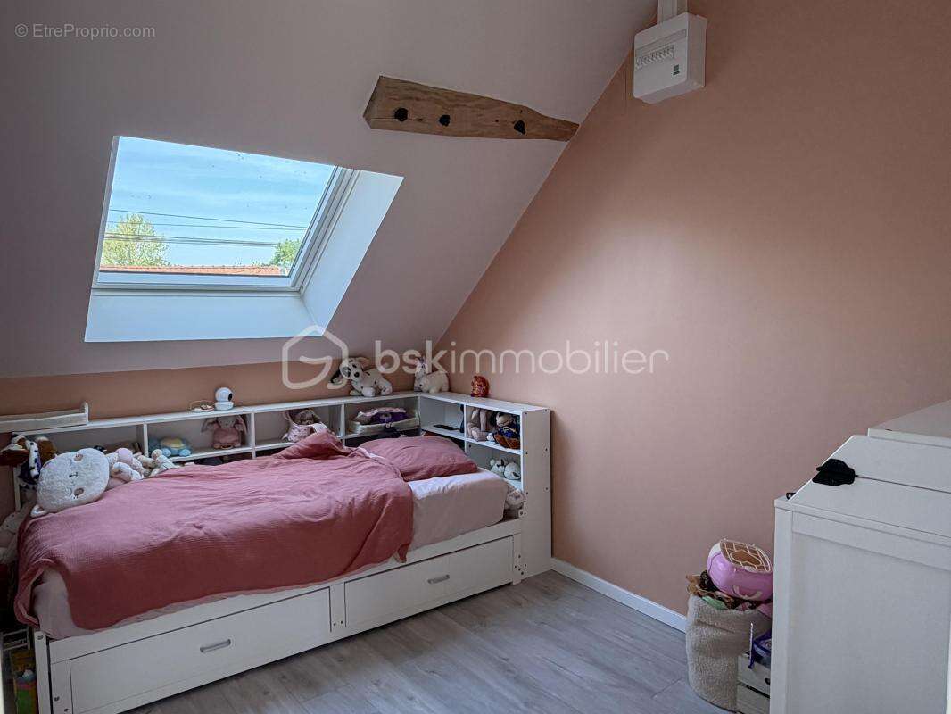 Maison ancienne rénovée composée de ses 4 chambres et de ses multiples dépendances ! - photo 7