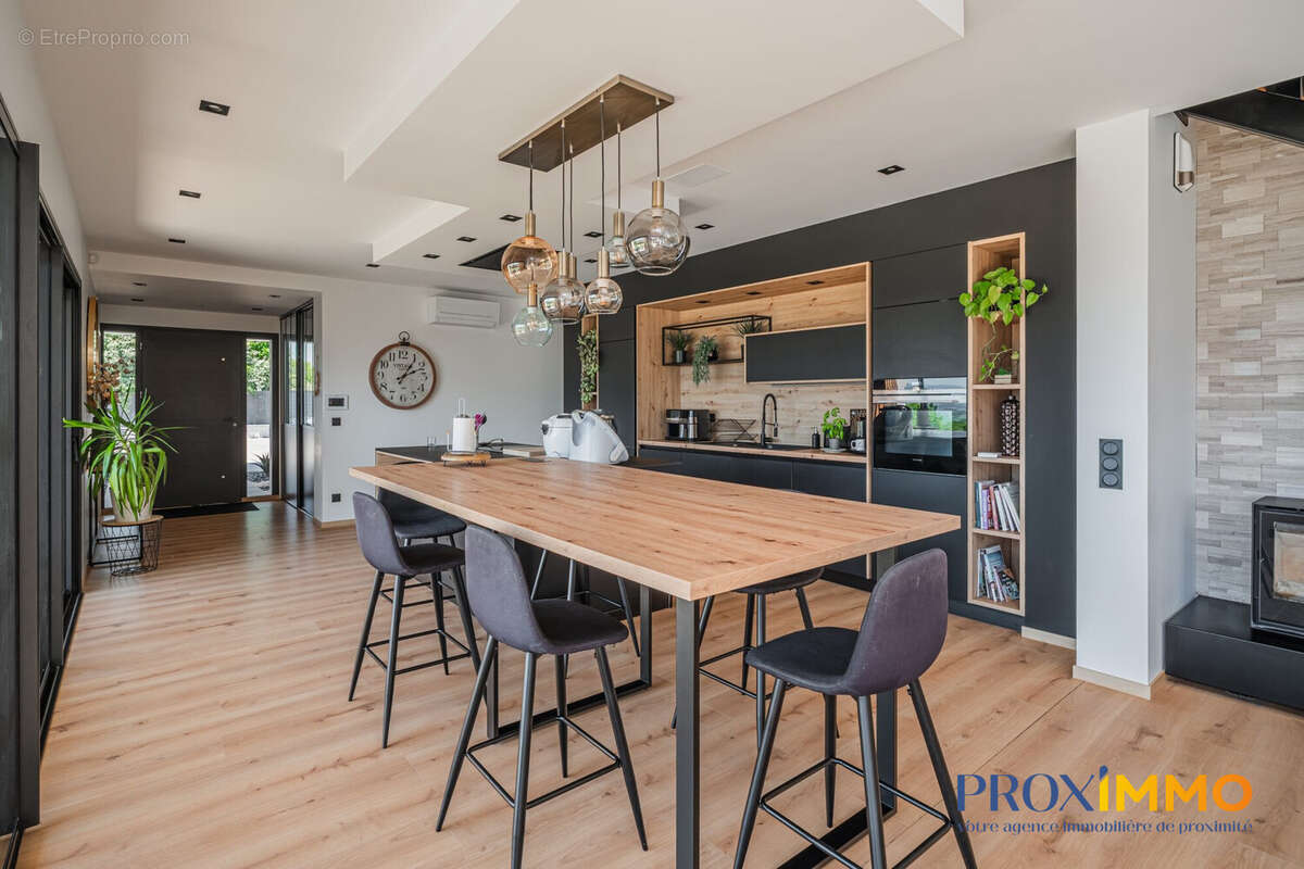 Maison 185 m² à La Buisse  - photo 6
