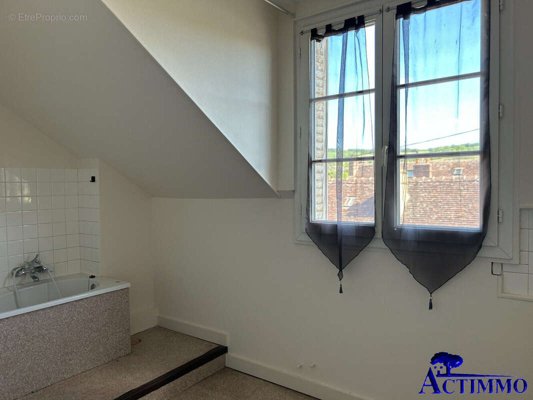 T2bis, 2eme - Appartement à JOIGNY