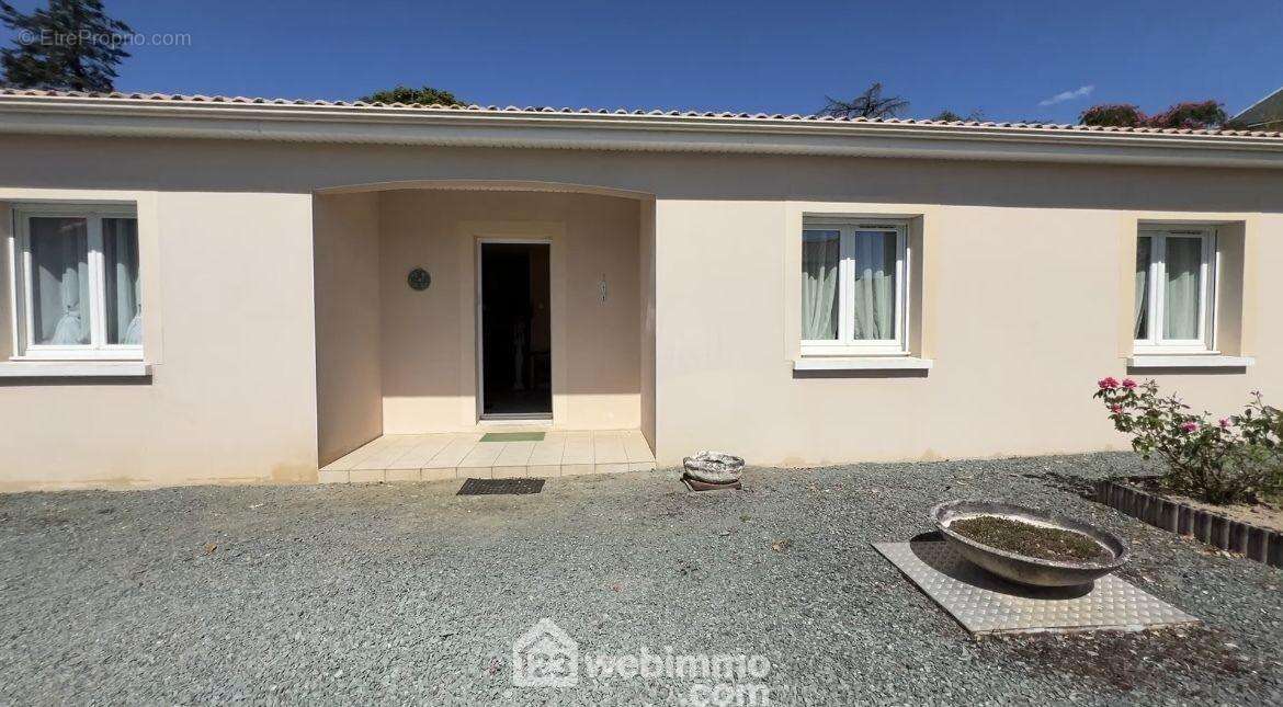 ...l&#039;entrée protégée. - Maison à SAINT-PARDOUX