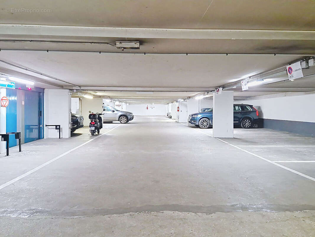 Parking à PARIS-2E