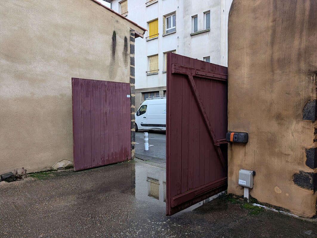Parking à CLERMONT-FERRAND