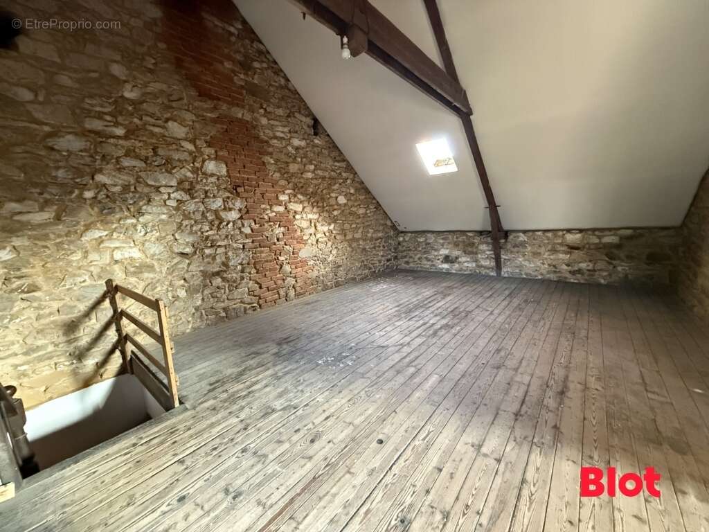 Appartement à MONTREUIL-SUR-ILLE