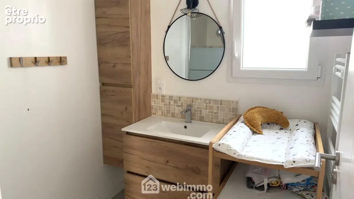 Ainsi que la salle de douche.