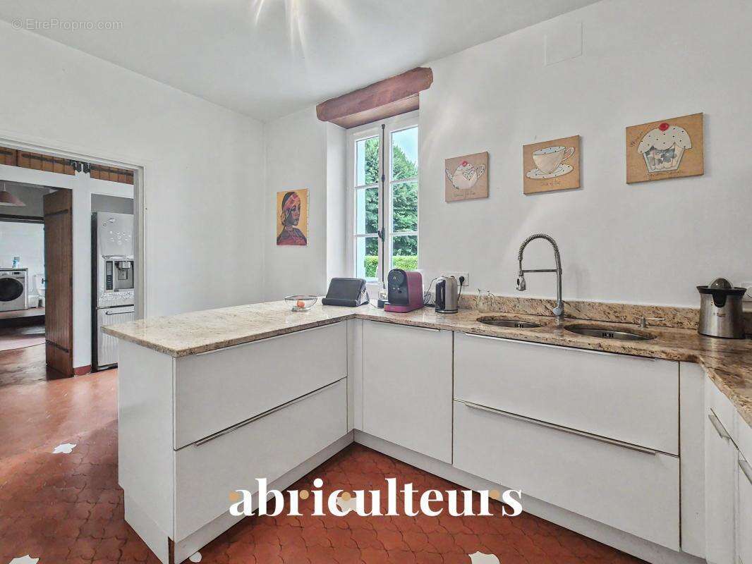 Demeure de 270 m² avec piscine à la vente à Saint-Laurent-de-Cognac (16100) - photo 7