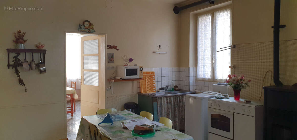 Grande maison avec dependances et cour - photo 9