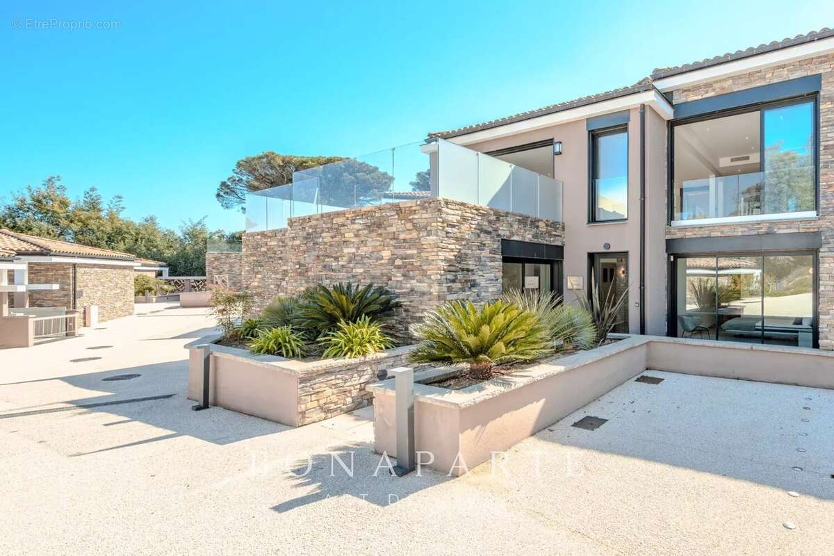 SAINT-TROPEZ - GASSIN [VILLE] – Exclusivité : Superbe villa-appartement en duplex avec vue mer exceptionnelle - photo 4