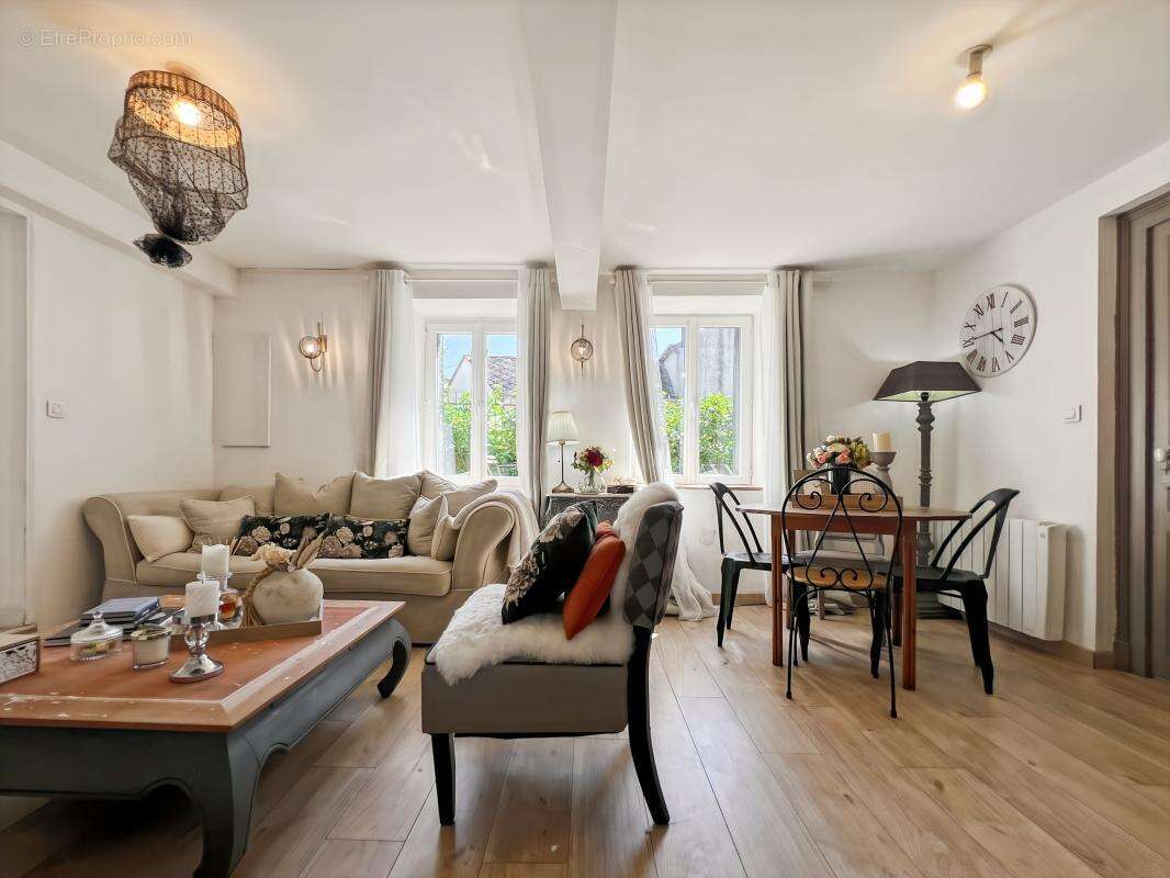 Maison à VILLENEUVE-SUR-CONIE