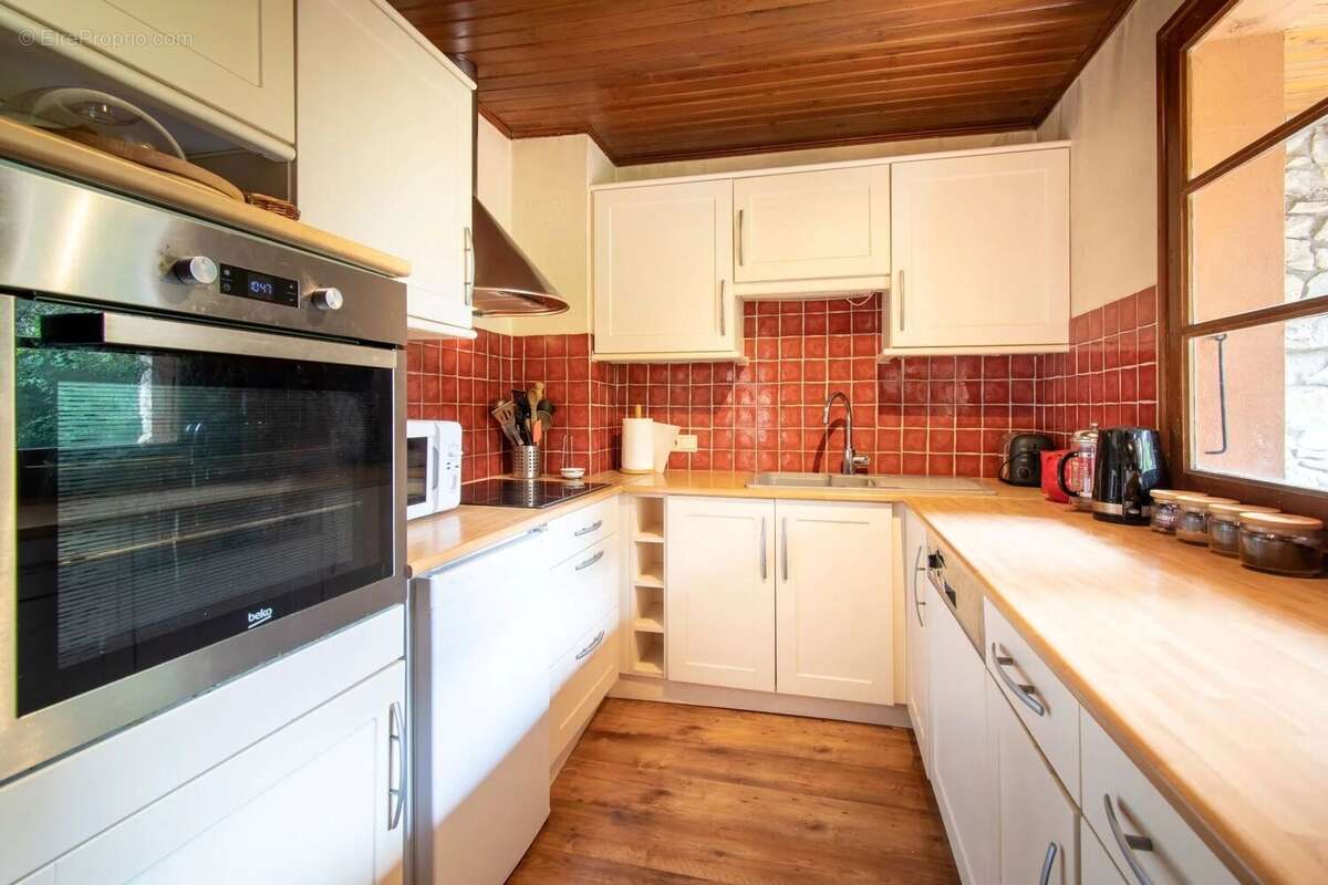 Un chalet traditionnel de 6 chambres et 4 salles de bain dans un hameau recherché proche du centre de Morzine - photo 6