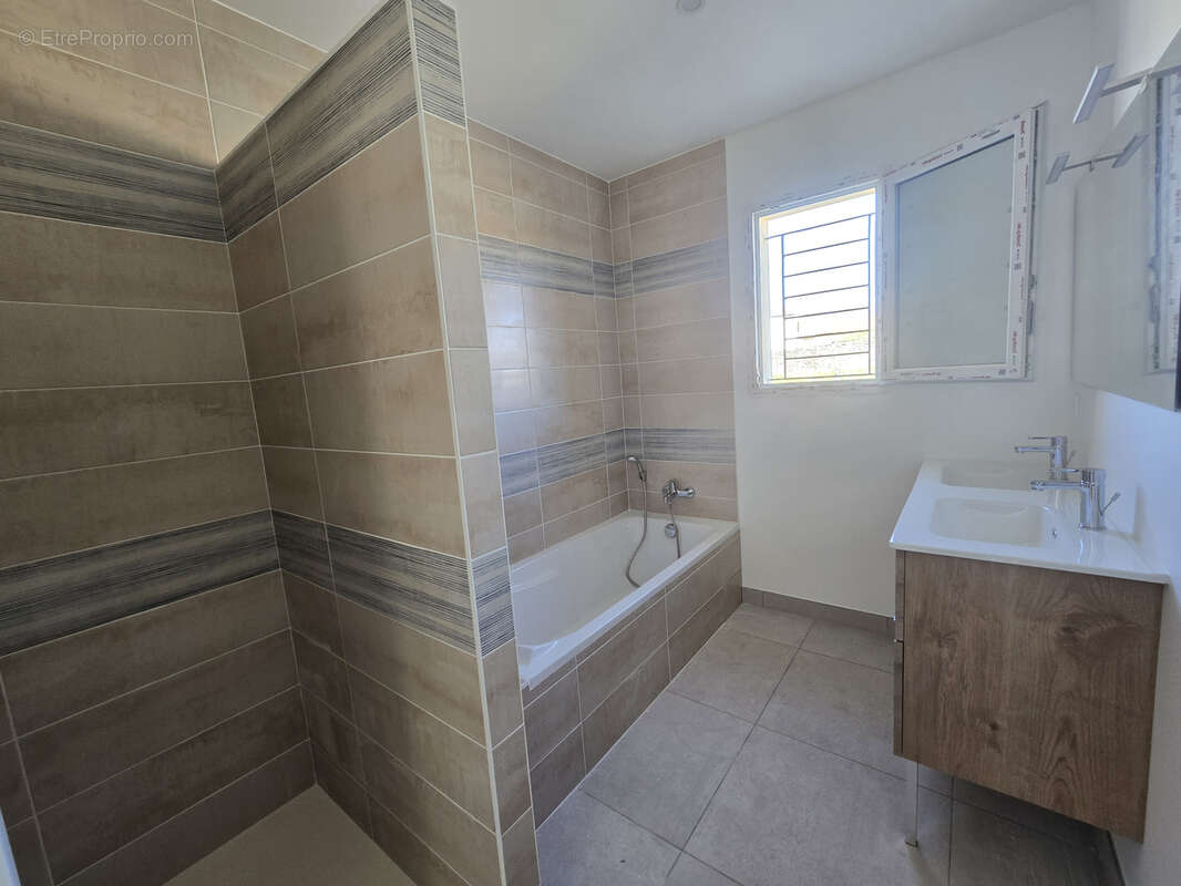 Maison à NISSAN-LEZ-ENSERUNE