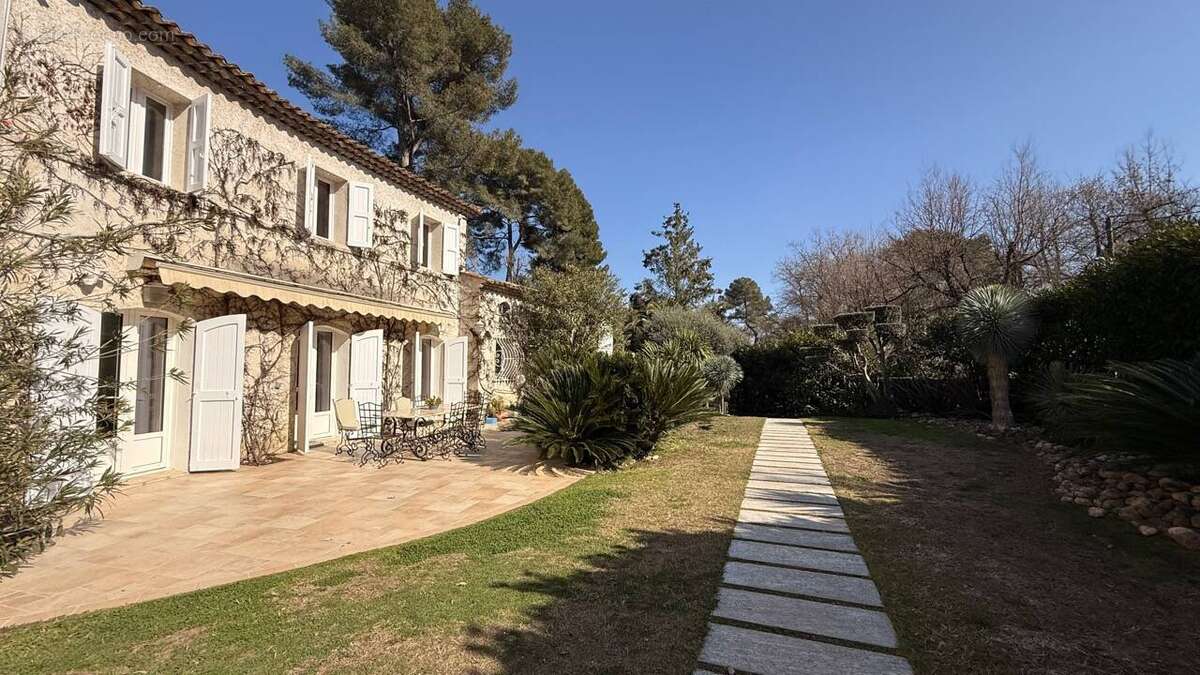 Maison à ROQUEFORT-LES-PINS