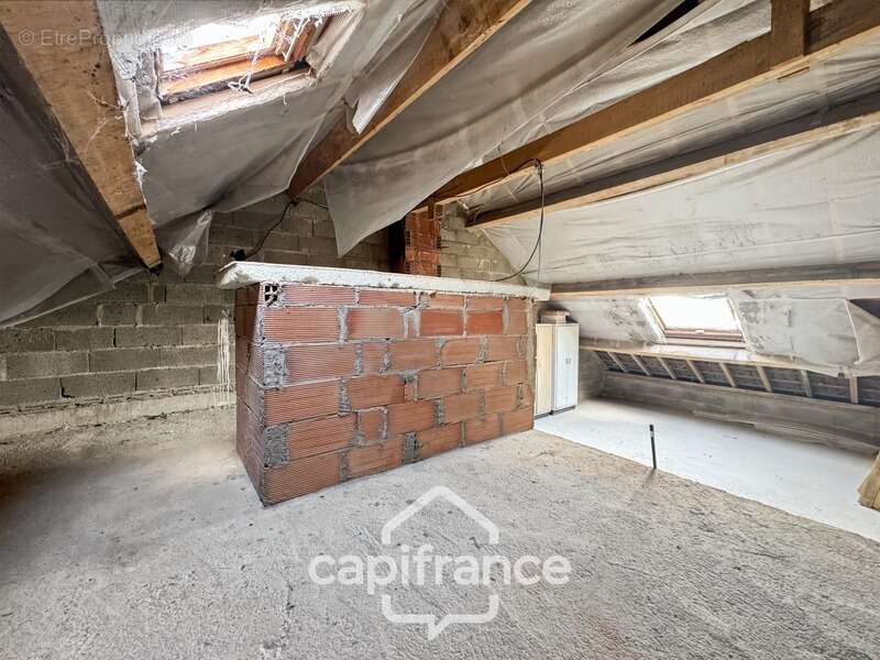 Maison de plain-pied 113 m² - 4 chambres avec fort potentiel à Tronchy - photo 13