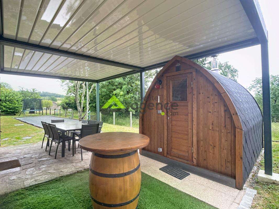 Maison de caractère rénovée avec piscine, sauna et potentiel - photo 3